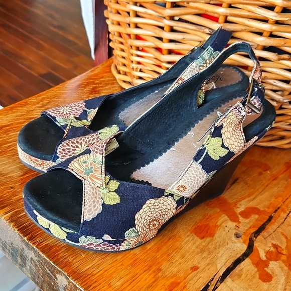 Very Volatile Shoes - Very Volatile Canvas Floral Shoes